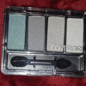 COVERGIRL Eyeshadow Palette - Teal and Silver Hues